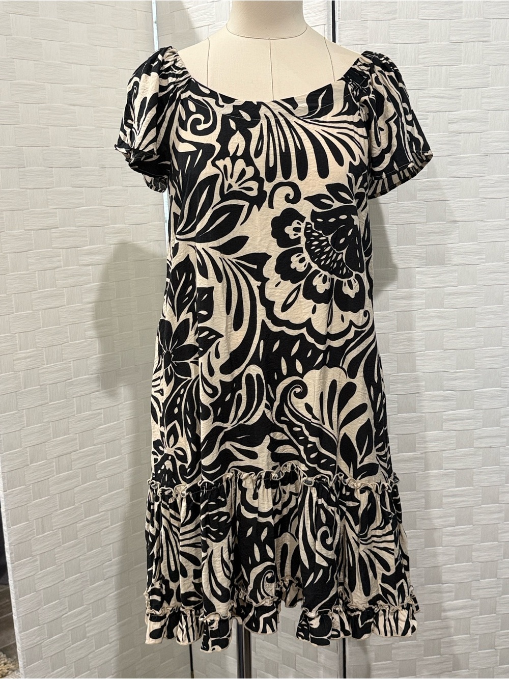 Robbie Bee Black and Cream Floral Mini Dress